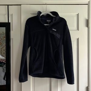 Navy Patagonia women’s fleece pullover